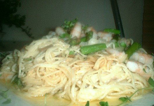 Angel hair spaghetti with prawns and asparagus