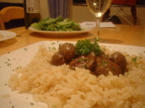 Kidneys, rice, salad, wine